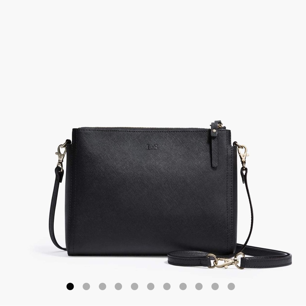 Lo & Sons Pearl Saffiano Leather
Black Exterior / Gold Hardware / Grey Interior